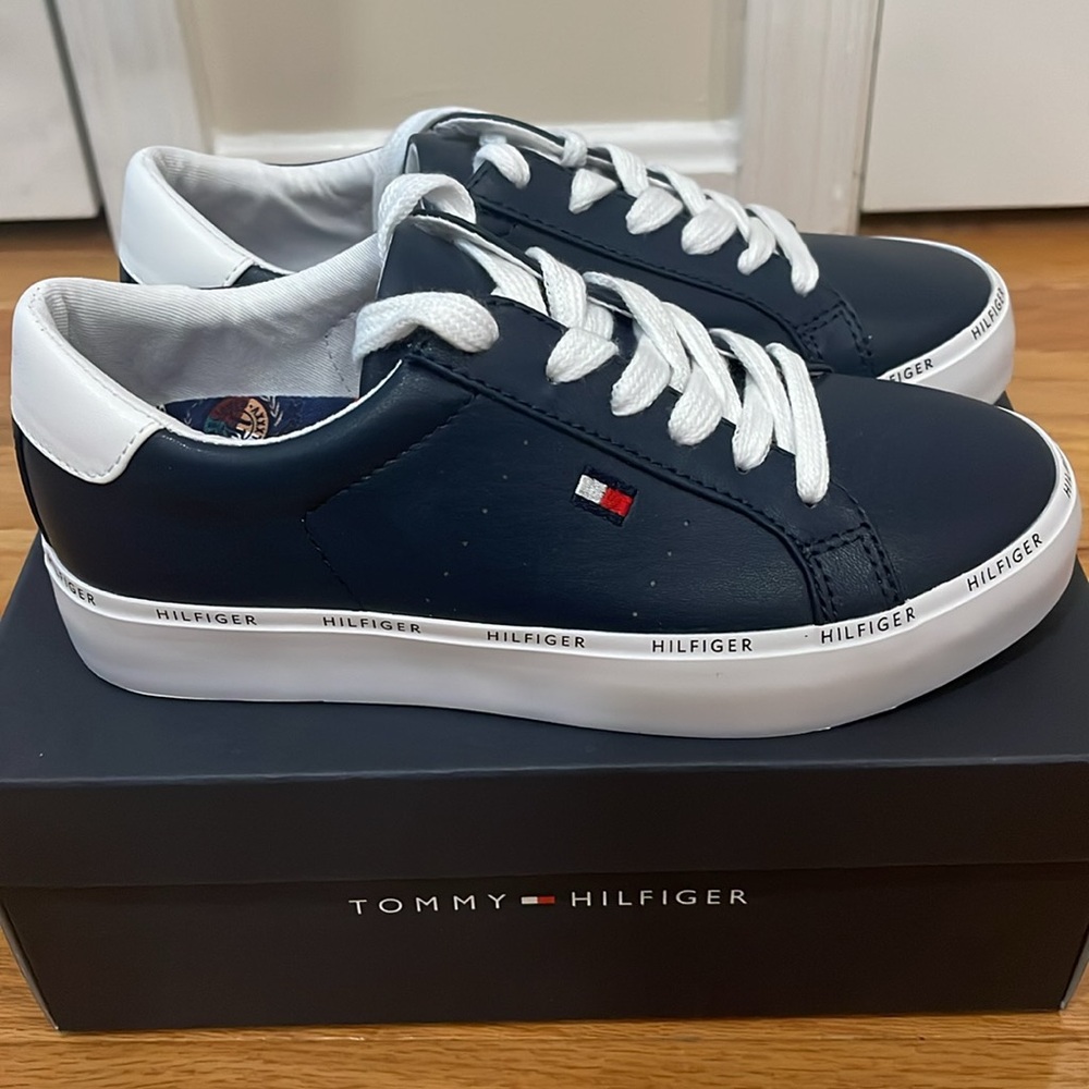 BRAND NEW NAVY BLUE TOMMY HILFIGER HENISSLY SNEAKERS